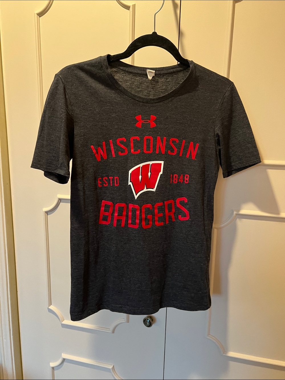 Under Armour Charcoal Gray Wisconsin Badgers Short Sleeve Tee with Red Logo